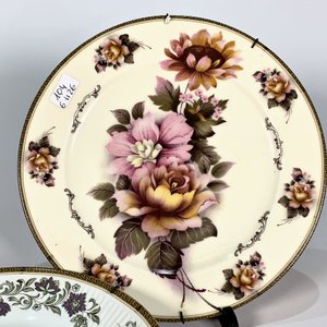 Par de Platos de Porcelana con Decoración Floral y Guarda Griega - imagen 2