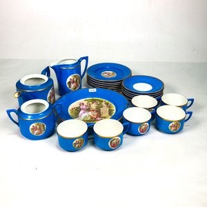 Conjunto de Porcelana Alemana Azul con Monograma y Detalles Dorados - imagen 1