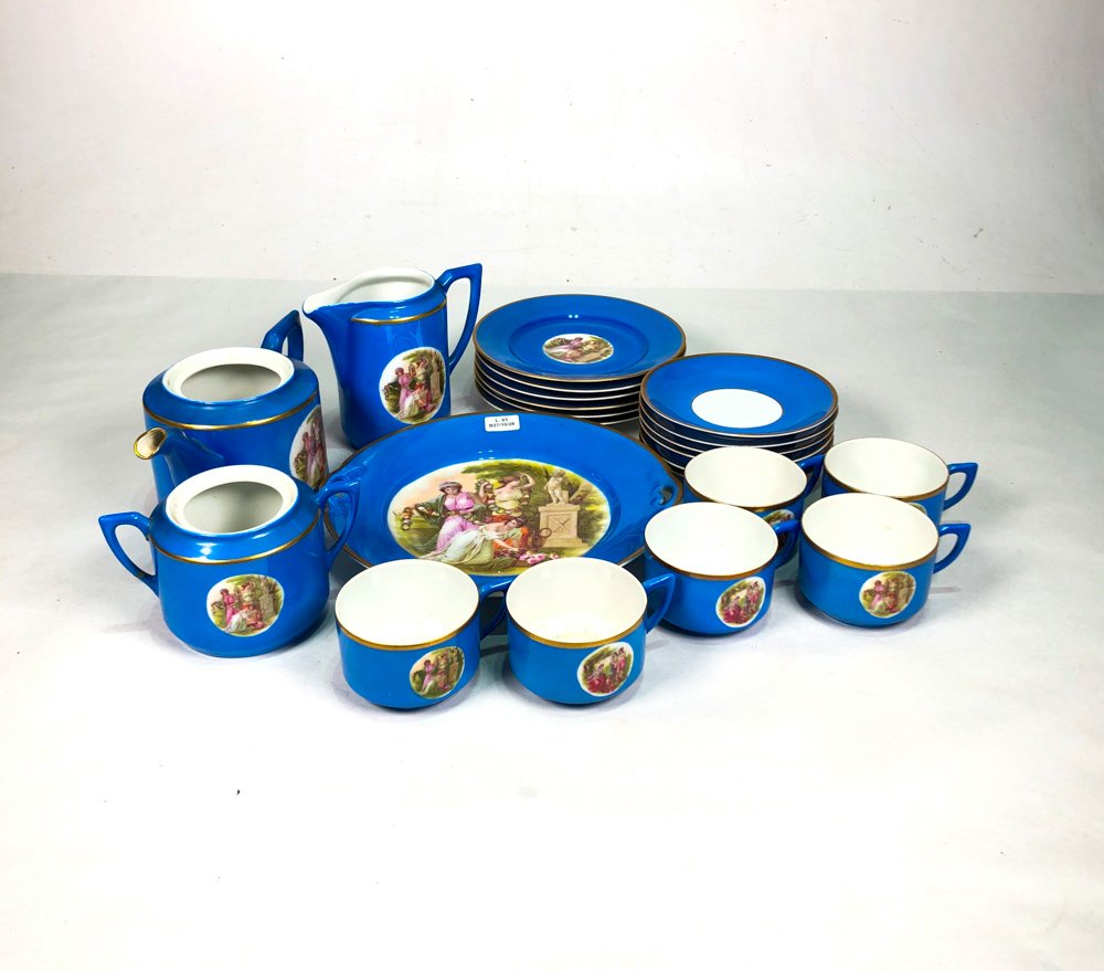 Conjunto de Porcelana Alemana Azul con Monograma y Detalles Dorados