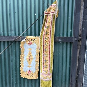 Lote siguiente: Dos Senderos Decorativos Bordados con Flores