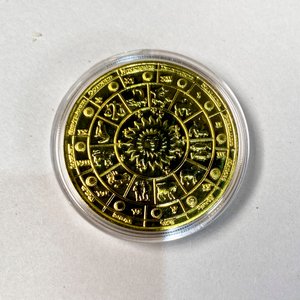 Moneda Coleccionable Signos Zodiacales Dorado con Estuche - imagen 2