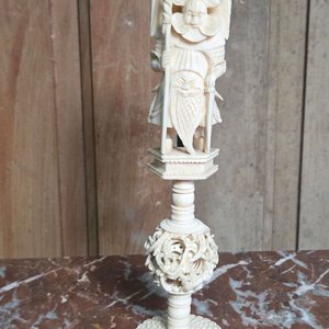 Lote siguiente: Figura Oriental Tallada en Marfil: Guerrero con Esfera Decorativa, 20cm