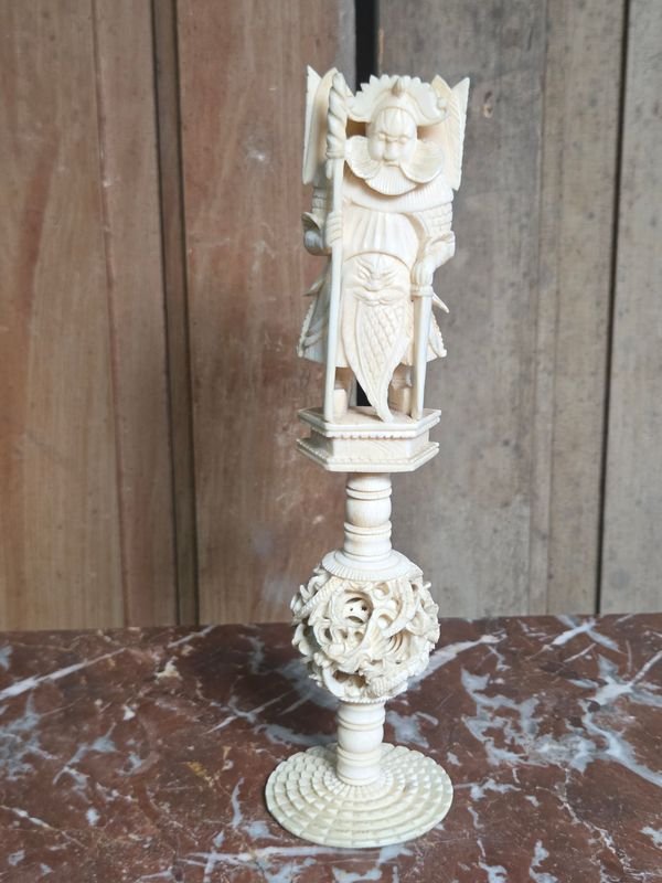 Figura Oriental Tallada en Marfil: Guerrero con Esfera Decorativa, 20cm
