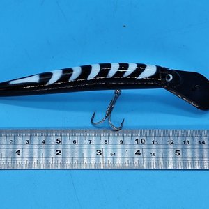 Señuelo de Pesca Artificial Rígido Minnow Deep Diver Negro con Franjas Blancas - imagen 7