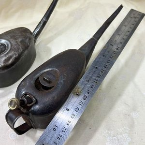 Lote de 2 Aceiteras Antiguas de Taller en Chapa/Acero con Pico Largo - imagen 7