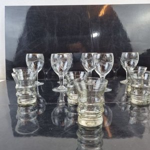 Lote anterior: L 269 - Lote De 12 Piezas - Atractivo lote de 12 piezas de cristalería, compuesto por 6 copas para licor con filo dorado y 6 pequeños vasos shot, ideales