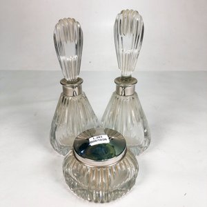 Set de Tres Perfumeros y Polvera de Cristal con Detalles Metálicos - imagen 2