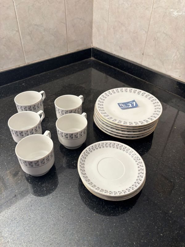 Conjunto de 9 Platillos y 5 Tazas de Porcelana China
