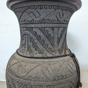 Jarrón de Cerámica Negro con Figuras Geométricas Brillantes y Borla - imagen 5
