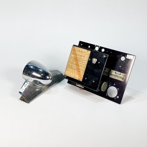 Lote siguiente: Insignia Plymouth Años 50 y Radio de Avión Vintage