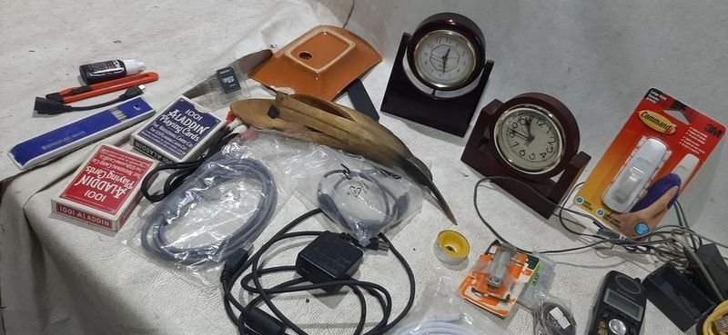 Caja con relojes, teléfonos e inhalambrico - imagen 3