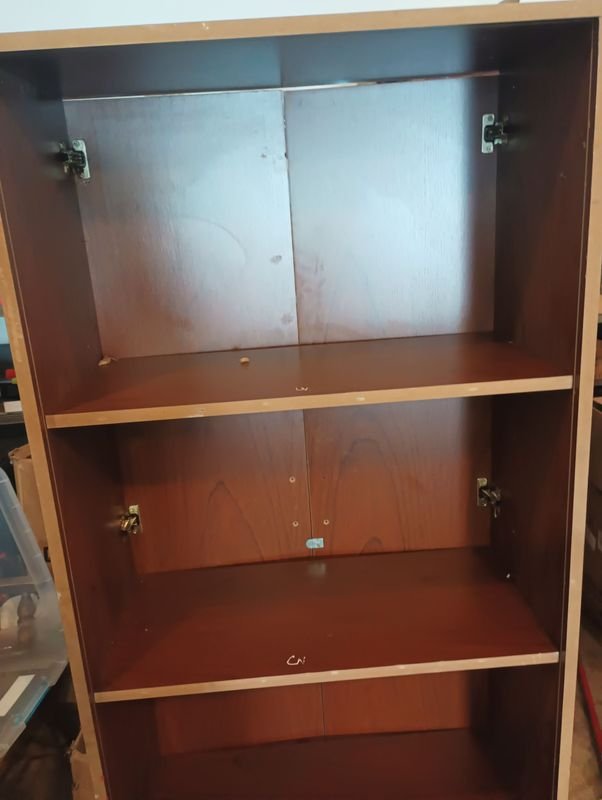 Ropero de madera con detalles y buena condición - imagen 3