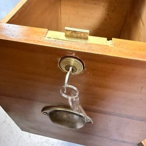 Antiguo Archivador de Mesa en Pino Restaurado con Dos Cajones y Cerraduras - imagen 7
