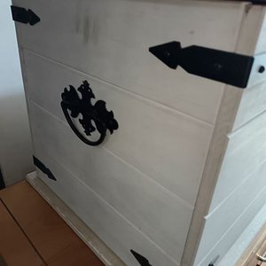 Baúl de Madera Blanco y Marrón con Herrajes Negros - imagen 2
