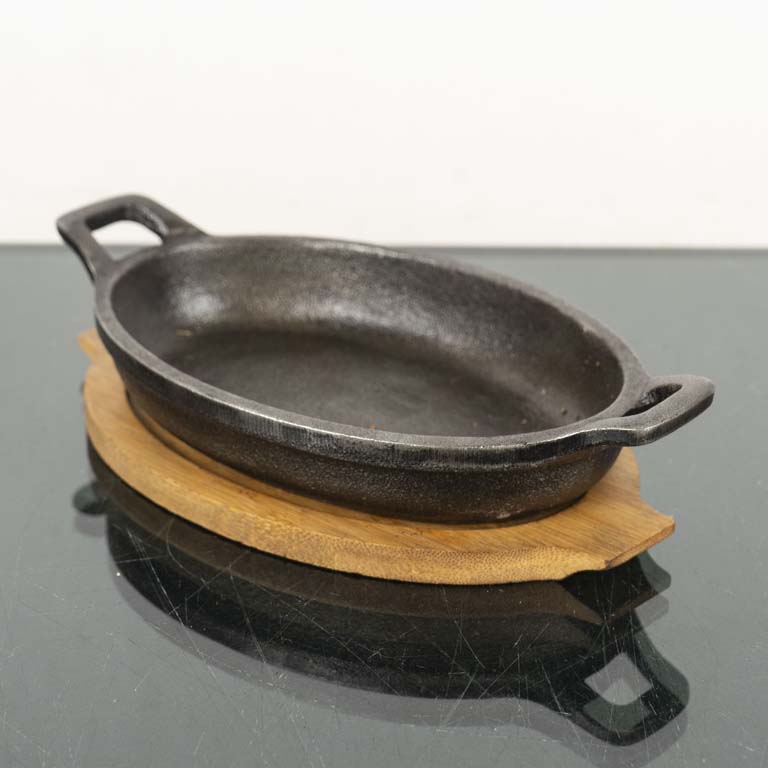 Lote siguiente: Sartén oval con dos asas y tabla de madera - Medidas: 23x13x4cm