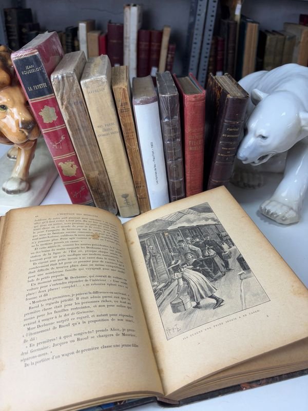 Libros antiguos con figuras y decoración - imagen 4