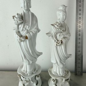 Par de Figuras de Porcelana Blanc de Chine Estilo Oriental - imagen 1