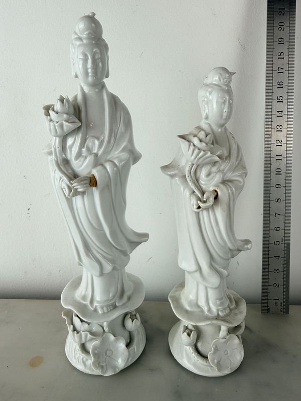 Par de Figuras de Porcelana Blanc de Chine Estilo Oriental