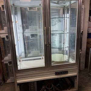 Lote siguiente: Vitrina Exhibidora Refrigerada de Postres, Cuatro Caras Vidriadas, Iluminación LED