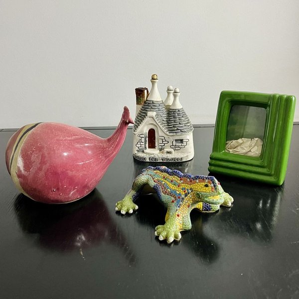 Colección de cerámica y resina: porta foto, pavo, reptil policromado y licorera - imagen 2