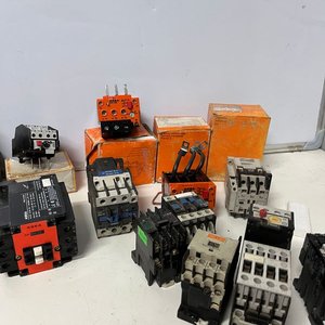 Lote de 17 Contactores Industriales Variados - imagen 10
