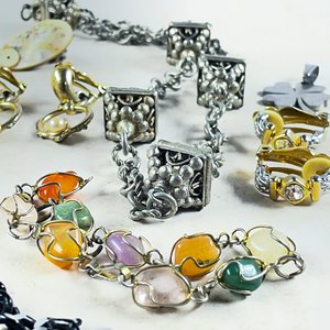 Lote de 8 piezas: Pulseras, caravanas y anillo - imagen 4
