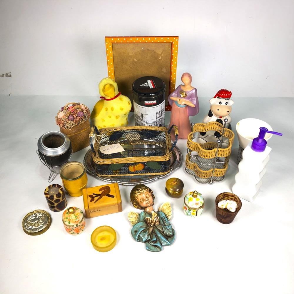Lote Variado: Mate, Lata, Canastos, Figuras y Adornos Decorativos