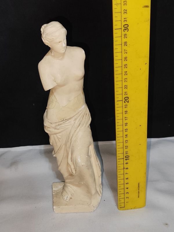 Estatua de Figura Clásica con Detalles de Oro - imagen 3