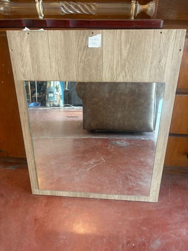 Lote siguiente: Espejo de madera con marco