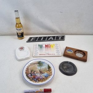 L 412 - 7 Piezas - Lote surtido con insignia de auto Fiat, dos ceniceros, un abridor de botellas en madera, y tres piezas de loza decorada con - imagen 2