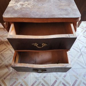 Mesa de Luz Francesa Antigua con Dos Cajones - imagen 3
