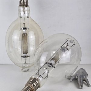 Dos Grandes Bombillas de Luz Industriales Vintage - imagen 1