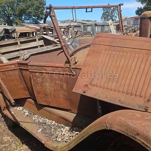 Automóvil Antiguo Desgastado para Restaurar - imagen 2