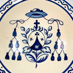 Plato Hondo de Cerámica Blanco con Escudo y Sombrero, Firmado S. Mora - imagen 2