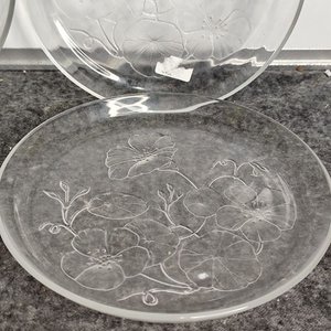 Set de 4 Platos de Vidrio con Flores Labradas en Relieve - imagen 3