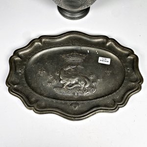 Bandeja y Centro de Mesa de Peltre con Asas y Grabados - imagen 4