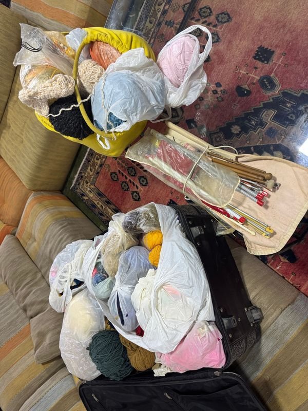 Gigantesco lote de materiales para tejer y crochet - imagen 1