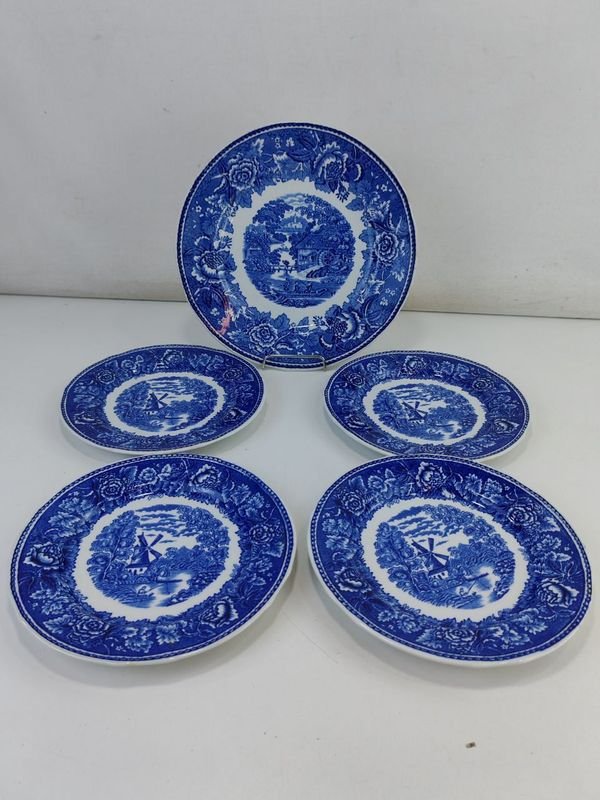 Lote siguiente: Platos de Porcelana Finaldesa en Excelente Condición