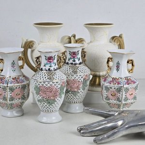 Lote anterior: Lote de 6 jarrones decorativos de cerámica y porcelana con diseños florales y detalles dorados