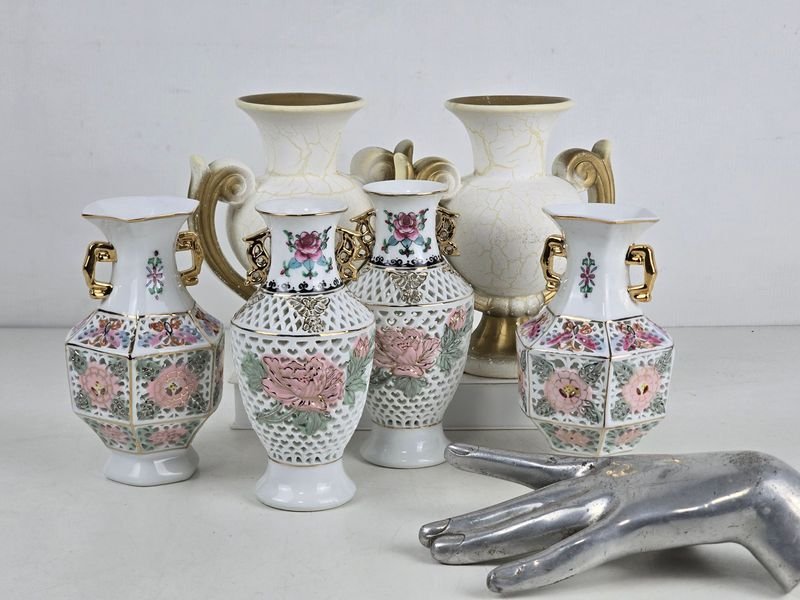 Lote de 6 jarrones decorativos de cerámica y porcelana con diseños florales y detalles dorados