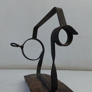 Soporte Rústico para Botellas con Base de Madera y Hierro - imagen 4