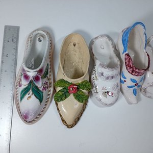 Conjunto de Zuecos y Zapatos Decorativos de Cerámica con Motivos Florales - imagen 5