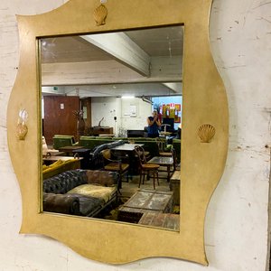 Lote siguiente: Espejo con Marco Dorado y Detalle de Conchas Marinas