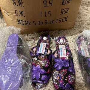 Lote de Más de 60 Pares de Calzado: Alpargatas Yute, Sandalias Violetas y Zapatillas - imagen 3