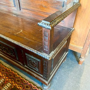 Mueble de madera tallada con tapa de mármol y banco antiguo - imagen 7