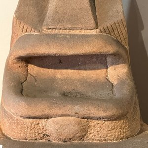 Escultura "Cara" en Piedra de Aurelio Lebrato sobre Pedestal de Durmiente - imagen 2