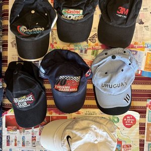Lote de 7 Gorras con Temáticas Variadas: Turismo, Marcas y Uruguay - imagen 1