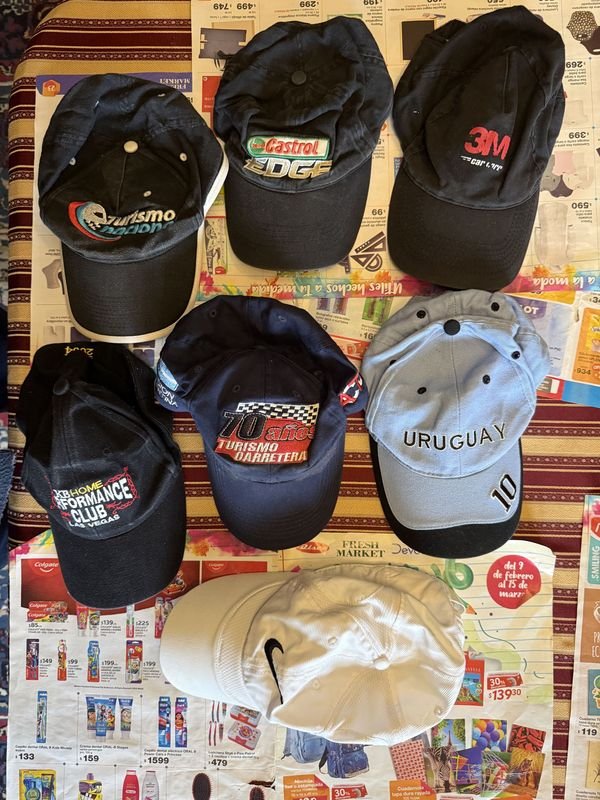 Lote de 7 Gorras con Temáticas Variadas: Turismo, Marcas y Uruguay