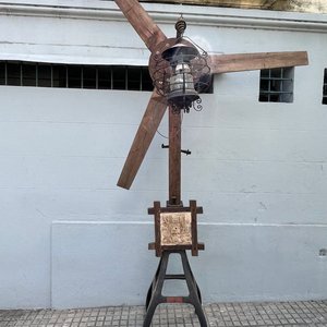 Lote siguiente: Farol Rústico de Madera y Hierro Fundido con Aspas