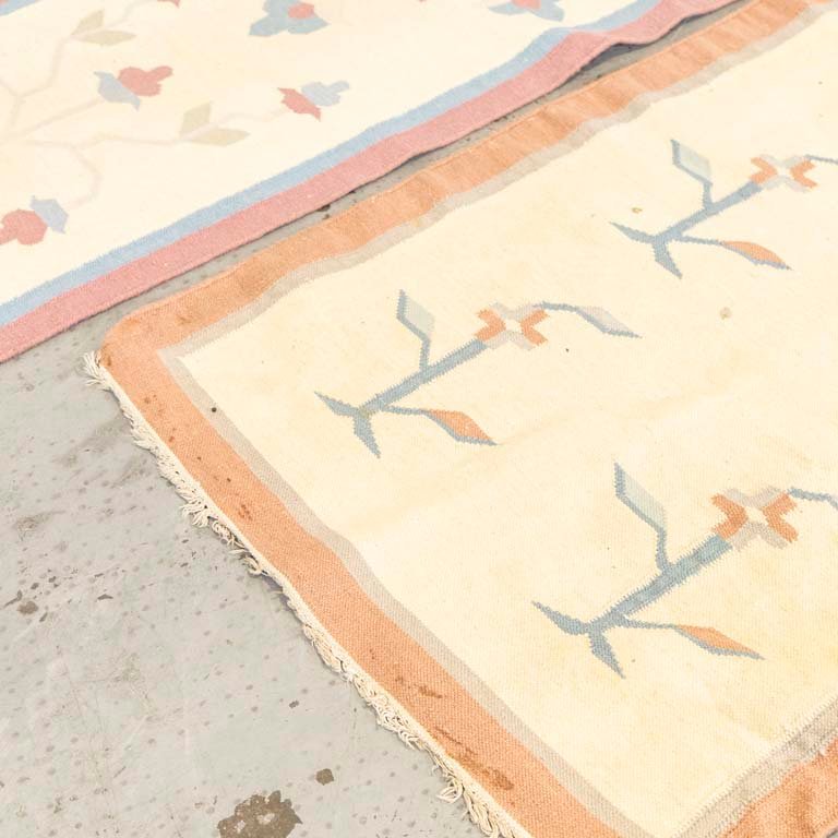 Par de alfombras kilim: caminero y alfombra, fondos marfil con borde rojo y celeste - imagen 2